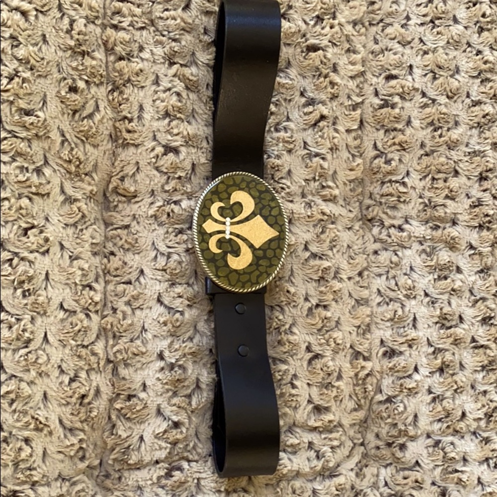 Black leather belt with enameled Fleur-de-lis